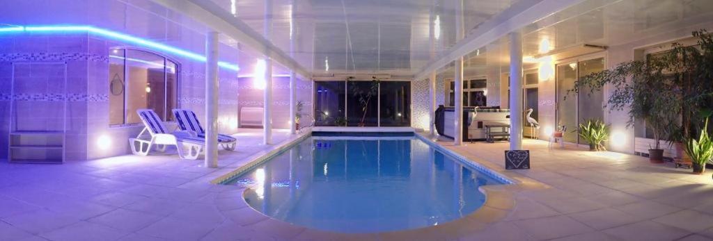 Au Charme Du Lac Piscine & Spa 2 Forges-les-Eaux Exterior foto